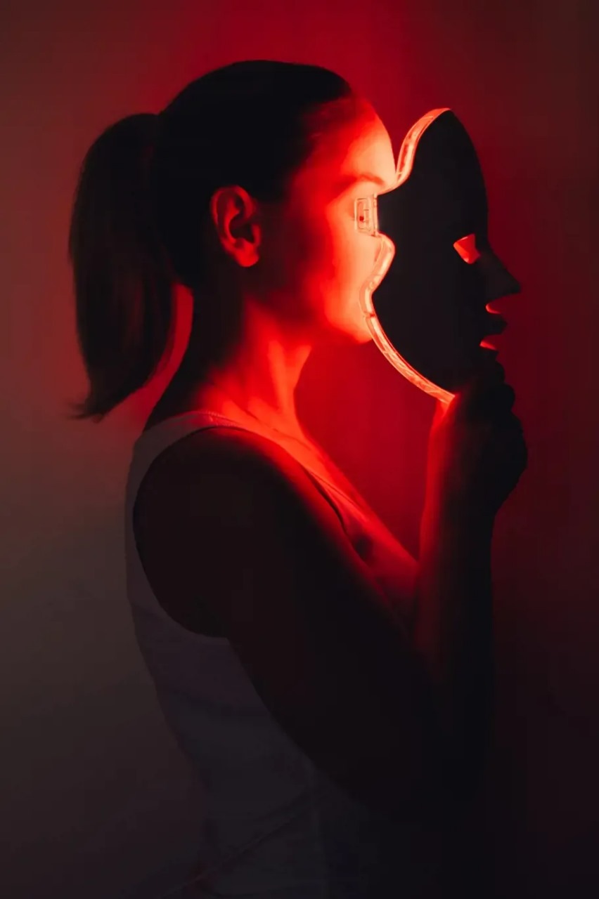 LED face mask red light benefits, improving collagen production, reducing fine lines, and enhancing skin radiance with targeted light therapy.
