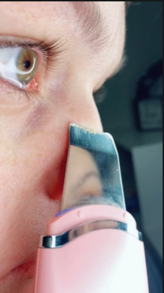 Face scrubber device for thorough skin cleansing and gentle exfoliation, removing dirt, oil, and dead cells for smoother, refreshed skin.